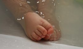 Tắm muối cho trẻ sơ sinh và trẻ nhỏ
