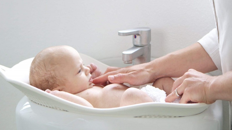 Có nên tắm lá cho trẻ sơ sinh hay không?