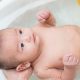 Các lưu ý quan trọng khi dùng nước tắm thảo dược cho trẻ sơ sinh